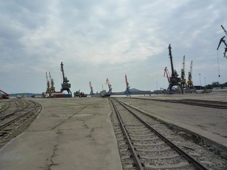 Железнодорожные пути и краны в порту Раджин